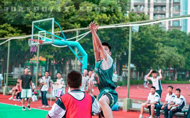 抽象城市节点与数据流线交织的图形，冷青与炽橙线条交错